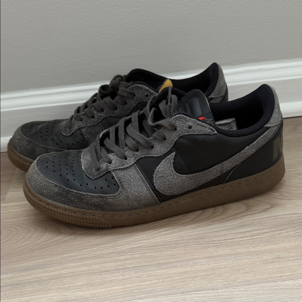 Nike Charcoal and Black Low-Top Sneakers